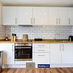 Stylish 2br Flat By Paul & Malin Short Term Agency Salford Near Shops & Tram * Manchester