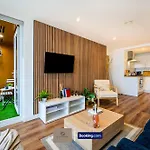 2Br City Flat By Paul & Malin Properties Short Term Rental Salford Near Mediacityuk & Market Manchester
