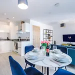 2br Chic And Stylish In Salford, Wifi, Kitchen, Parking With View