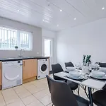 Spacious 2-bed 5mins To Co-op Live & Etihad Campus W Free Parking Casa vacanze Manchester
