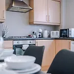 Spacious 2-bed 5mins To Co-op Live & Etihad Campus W Free Parking 度假居 *