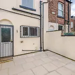 Tatil Evi Spacious 2-bed 5mins To Co-op Live & Etihad Campus W Free Parking