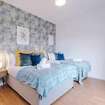 Spacious 2-bed 5mins To Co-op Live & Etihad Campus W Free Parking 度假居 *
