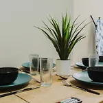 Stylish 3 Bedroom House Sleep Up To 6 - Free Parking