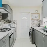 Stylish 3 Bedroom House Sleep Up To 6 - Free Parking
