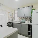 Daire Stylish 3 Bedroom House Sleep Up To 6 - Free Parking *