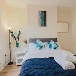 Stylish 3 Bedroom House Sleep Up To 6 - Free Parking *