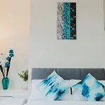 Stylish 3 Bedroom House Sleep Up To 6 - Free Parking