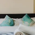 Stylish 3 Bedroom House Sleep Up To 6 - Free Parking