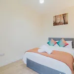 Stylish 3 Bedroom House Sleep Up To 6 - Free Parking