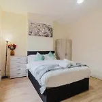 Stylish 3 Bedroom House Sleep Up To 6 - Free Parking