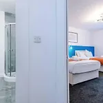Modern Sleeps 4 & Free Parking Apartamento