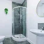 Modern Sleeps 4 & Free Parking Manchester