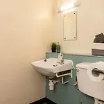 约翰·莱斯特&埃德·科尔曼公寓（校园住宿） *