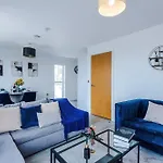2br Chic And Stylish In Salford, Wifi, Kitchen, Parking With View Apartment *