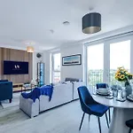2br Chic And Stylish In Salford, Wifi, Kitchen, Parking With View Apartment