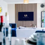 Apartment 2br Chic And Stylish In Salford, Wifi, Kitchen, Parking With View