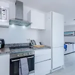 2br Chic And Stylish In Salford, Wifi, Kitchen, Parking With View Manchester