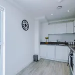 Apartment 2br Chic And Stylish In Salford, Wifi, Kitchen, Parking With View Manchester