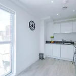 2br Chic And Stylish In Salford, Wifi, Kitchen, Parking With View Apartment