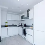 2br Chic And Stylish In Salford, Wifi, Kitchen, Parking With View Apartment Manchester
