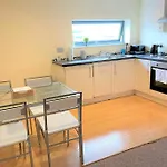 Mosh Hulme Daire 4*