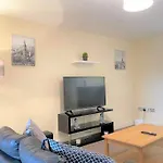 Mosh Hulme Daire 4*