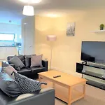 Mosh Hulme Daire 4*