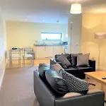 Mosh Hulme Daire 4*
