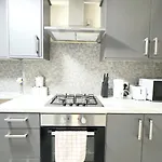 Stylish 3 Bedroom House 60 - Free Parking *