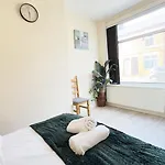 Stylish 3 Bedroom House 60 - Free Parking *