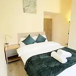 Stylish 3 Bedroom House 60 - Free Parking Hébergement de vacances Manchester