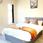 Stylish 3 Bedroom House 60 - Free Parking *