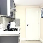 Stylish 3 Bedroom House 60 - Free Parking