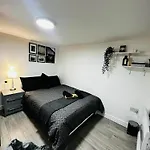 Britlodge Ruskin Ave マンチェスター