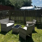 Apartamento Superb Two Bedroom House Close To Etihad & Coop Live - Private & Free Parking *