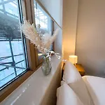 Stylish Centre Flat - Balcony And Parking