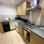Stylish Centre Flat - Balcony And Parking