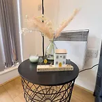 Stylish Centre Flat - Balcony And Parking *