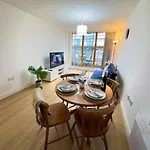 Stylish Centre Flat - Balcony And Parking