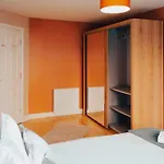 Gem With Stylish 2br Retreat And Free Carpark Manchester