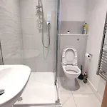 Bee Halo - Work N Relax 500mbps Wifi And Netflix - Centre With Paid Private Parking And Balcony Apartment