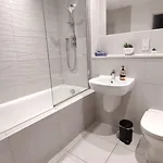 Bee Halo - Work N Relax 500mbps Wifi And Netflix - Centre With Paid Private Parking And Balcony Manchester