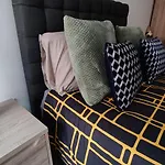 Bee Halo - Work N Relax 500mbps Wifi And Netflix - Centre With Paid Private Parking And Balcony Apartment