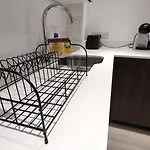 Bee Halo - Work N Relax 500mbps Wifi And Netflix - Centre With Paid Private Parking And Balcony Apartment