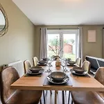Chic 4bd Abode - Free Parking - Snooker Holiday home