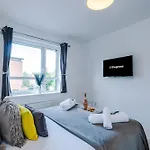 Stunning Riverside 3-bed By 53 Degrees In With Garden & Free Parking! 别墅