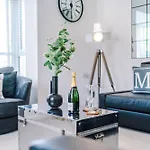 别墅 Stunning Riverside 3-bed By 53 Degrees In With Garden & Free Parking! *