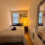 別荘 Britlodge Ruskin Ave マンチェスター