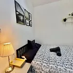 Britlodge Ruskin Ave Holiday home *
